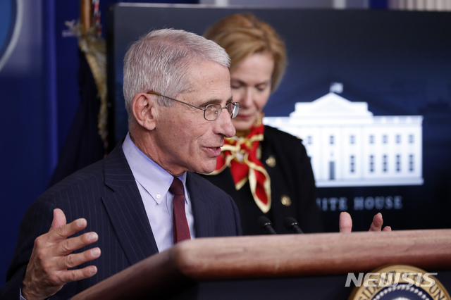 [워싱턴=AP/뉴시스]앤서니 파우치 미국 국립보건원(NIH) 산하 국립알레르기·전염병연구소(NIAID) 소장이 지난달 31일(현지시간) 백악관에서 신종 코로나바이러스 감염증 대응 언론 브리핑을 하고 있다. 파우치 소장은 "미국은 10만 명이 코로나19로 사망할 가능성에 대비해야 한다"고 말했다. 그는 "적절한 조치를 취할수록 이런 숫자가 나올 가능성이 줄어든다"고 설명하며 "수치를 낮추기 위해 할 수 있는 모든 것을 하겠다"고 밝혔다. 2020.04.01.