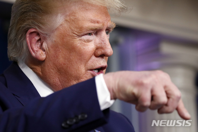  [워싱턴=AP/뉴시스]도널드 트럼프 미국 대통령이 지난달 31일(현지시간) 백악관에서 신종 코로나바이러스 감염증 대응 전담반(TF)과 함께 언론 브리핑을 하고 있다. 트럼프 대통령은 4월 말까지 사회적 거리 두기 등 정부규제 연장하는 발표를 하면서 "정부 지시에 잘 따르는 것은 생사를 가르는 중요한 일"이라고 강조했다. 그는 "모든 시민은 희생을 요구받고 있다"면서 "대단히 고통스러운 2주일을 보내게 될 것"이라고 말했다. 2020.04.01. 