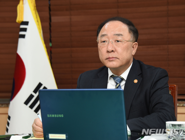 [서울=뉴시스]홍남기 부총리 겸 기획재정부 장관이 31일 서울 종로구 정부서울청사에서 글로벌경제와 코로나19 대유행 대응방안을 논의하고자 열린 '제2차 G20 특별 화상 재무장관·중앙은행총재회의'에 참석하고 있다. (사진=기획재정부 제공) 2020.04.01.&nbsp; photo@newsis.com 