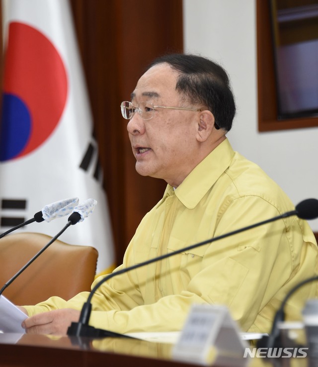 [서울=뉴시스]홍남기 부총리 겸 기획재정부 장관이 1일 서울 종로구 정부서울청사에서 열린 '제13차 코로나19 대응 경제관계장관회의 겸 제3차 위기관리대책회의'를 주재, 발언하고 있다. (사진=기획재정부 제공)&nbsp; 2020.04.01. photo@newsis.com