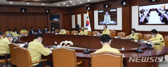 [서울=뉴시스]홍남기 부총리 겸 기획재정부 장관이 1일 서울 종로구 정부서울청사에서 열린 '제13차 코로나19 대응 경제관계장관회의 겸 제3차 위기관리대책회의'를 주재, 발언하고 있다. (사진=기획재정부 제공) 2020.04.01.&nbsp; photo@newsis.com