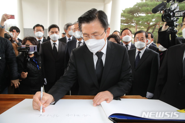 다[서울=뉴시스] 장세영 기자 = 황교안 미래통합당 대표가 1일 오전 서울 국립서울현충원을 찾아 현충탑 참배후 방명록을 작성하고 있다. 2020.04.01. photo@newsis.com