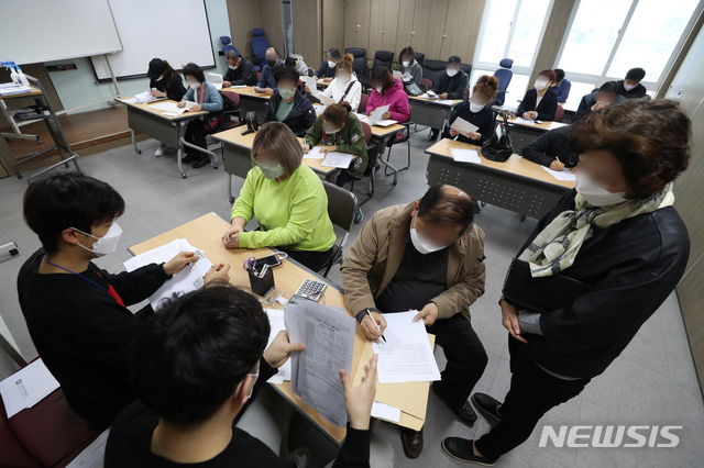 [대구=뉴시스] 이윤청 기자 = 소상공인들이 1일 대구 중구 소상공인시장진흥공단 대구남부센터에서 신종 코로나바이러스 감염증(코로나19) 관련 긴급대출을 받기 위해 대기하고 있다. 긴급자금대출의 경우 신용 1~3등급은 시중은행, 4~6등급은 기업은행이 대출을 해준다. 4등급 이하는 소진공에서 직접 대출을 해준다. 기업은행은 최대 3000만원까지, 소진공은 최대 1000만원(대구광역시, 경북 경산시·청도군·봉화군 등 특별재난지역 1500만원)까지 대출이 가능하다. 2020.04.01. radiohead@newsis.com