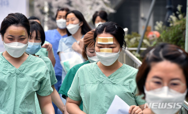 [대구=뉴시스] 이무열 기자 = 신종 코로나바이러스 감염증(코로나19) 지역거점병원인 1일 오전 대구 중구 계명대학교 대구동산병원에서 근무 교대를 하기 위해 의료진이 보호구 착의실로 향하고 있다. 2020.04.01.lmy@newsis.com