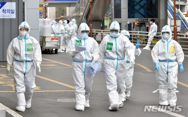 [대구=뉴시스] 이무열 기자 = 신종 코로나바이러스 감염증(코로나19) 지역거점병원인 1일 오전 대구 중구 계명대학교 대구동산병원에서 근무 교대를 하기 위해 의료진이 병동으로 들어가고 있다. 2020.04.01. lmy@newsis.com