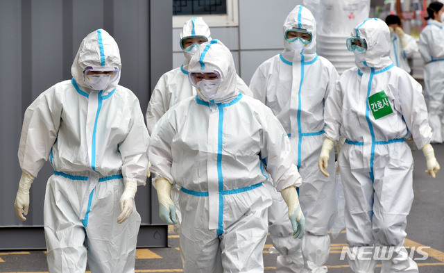 [대구=뉴시스] 이무열 기자 = 신종 코로나바이러스 감염증(코로나19) 지역거점병원인 1일 오전 대구 중구 계명대학교 대구동산병원에서 근무 교대를 하기 위해 의료진이 병동으로 들어가고 있다. 2020.04.01.&nbsp; lmy@newsis.com