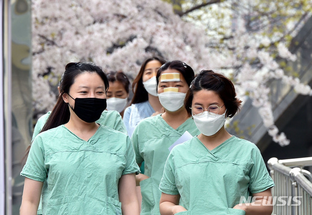 [대구=뉴시스] 이무열 기자 = 신종 코로나바이러스 감염증(코로나19) 지역거점병원인 1일 오전 대구 중구 계명대학교 대구동산병원에서 의료진이 근무 교대를 하기 위해 보호구 착의실로 향하고 있다. 2020.04.01.lmy@newsis.com