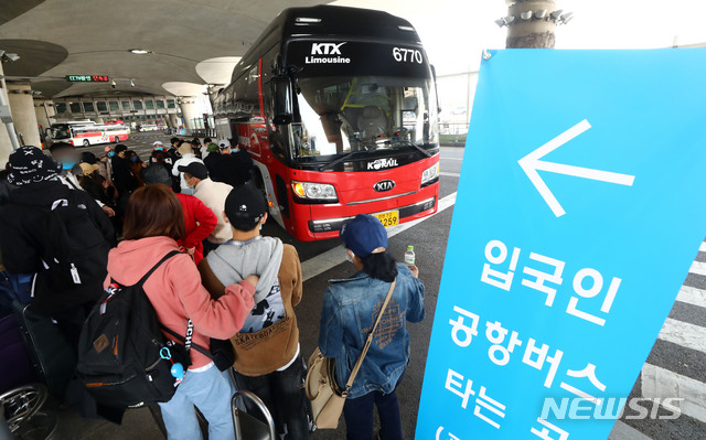 [인천공항=뉴시스]홍효식 기자 = 해외에서 들어오는 모든 입국자의 2주간 자가격리 의무화가 시작된 1일 인천국제공항 제1터미널에서 입국자들이 KTX 광명역으로 향하는 해외입국자 특별수송 공항버스에 탑승하기 위해 줄을 서고 있다. 2020.04.01. yesphoto@newsis.com