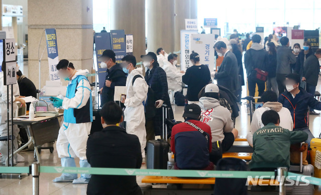 [인천공항=뉴시스]홍효식 기자 = 해외에서 들어오는 모든 입국자의 2주간 자가격리 의무화가 시작된 1일 인천국제공항 제1터미널 입국장에서 입국자들이 전용 공항버스를 탑승하기 위해 대기하고 있다. 2020.04.01. yesphoto@newsis.com