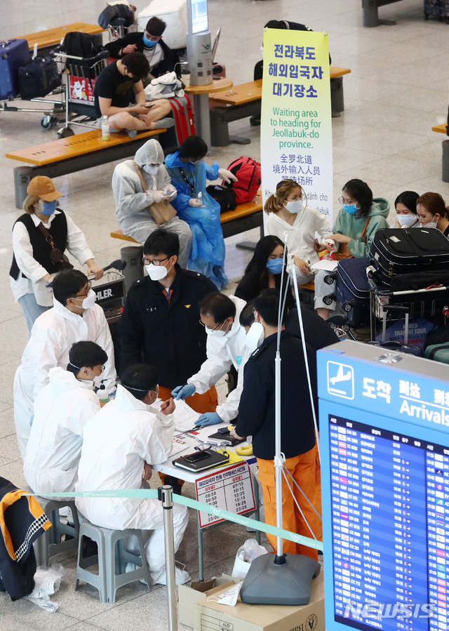 [인천공항=뉴시스]홍효식 기자 = 해외에서 들어오는 모든 입국자의 2주간 자가격리 의무화가 시작된 1일 인천국제공항 제1터미널 입국장에서 입국자들이 전용 공항버스를 탑승하기 위해 대기하고 있다. 2020.04.01. yesphoto@newsis.com
