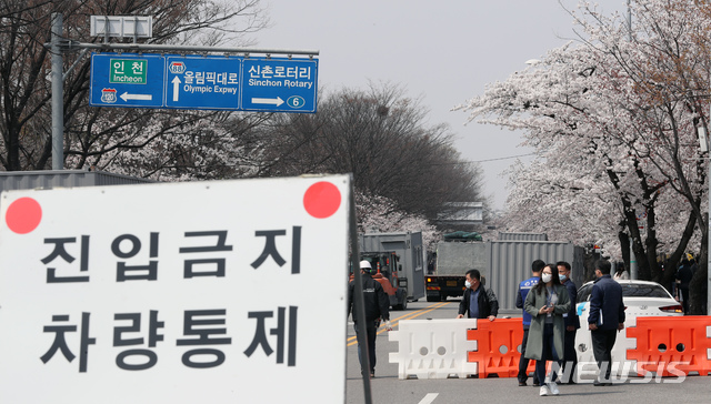 [서울=뉴시스] 고승민 기자 = 1일 서울 여의도 국회의사당 옆 윤중로에 코로나19 감염 예방 기초질서유지 종합상황실이 설치되고 있다. 현장 관계자는 "컨테이너 상황실이 도로 차단 효과를 가져올 수 있다"고 밝혔다. 2020.04.01.kkssmm99@newsis.com