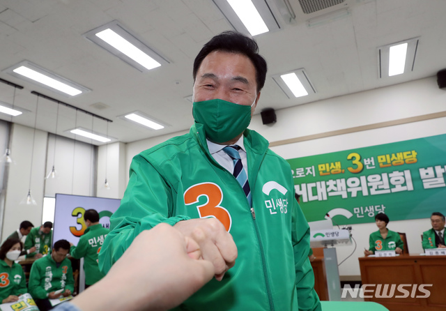 [서울=뉴시스] 고승민 기자 = 손학규 민생당 상임선대위원장이 1일 서울 여의도 국회에서 열린 당 중앙선거대책위원회 발대식에서 기자와 주먹인살을 하고 있다. 2020.04.01.kkssmm99@newsis.com