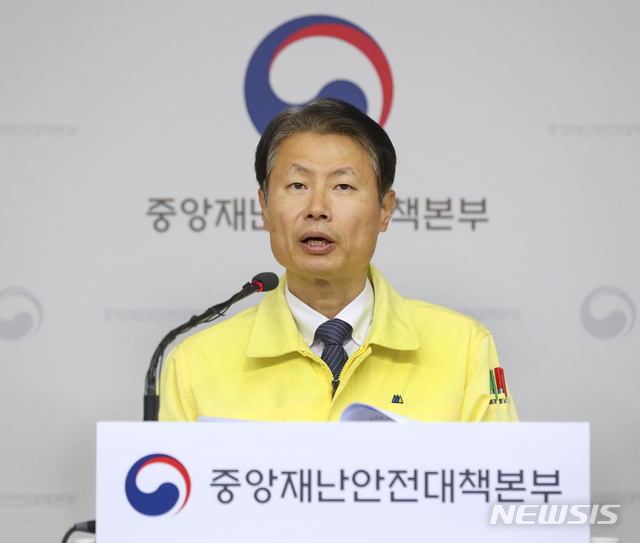 [서울=뉴시스]김강립 중앙재난안전대책본부 제1총괄조정관(보건복지부 차관)이 1일 세종시 정부세종청사에서 신종 코로나바이러스 감염증(코로나19) 관련 브리핑을 하고 있다. (사진=보건복지부 제공) 2020.04.01. photo@newsis.com