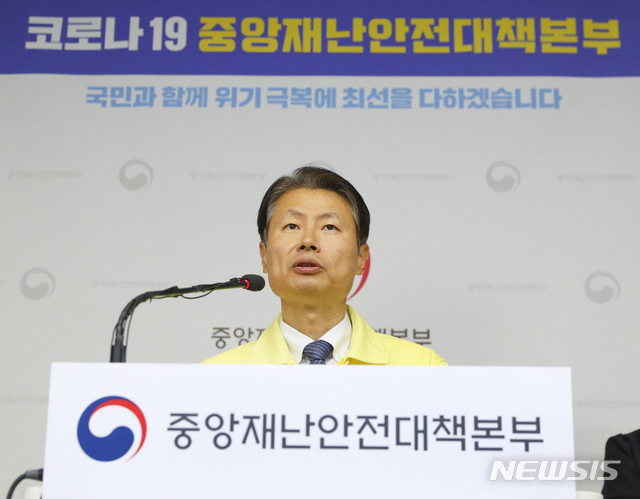 [서울=뉴시스]김강립 중앙재난안전대책본부 제1총괄조정관(보건복지부 차관)이 1일 세종시 정부세종청사에서 신종 코로나바이러스 감염증(코로나19) 관련 브리핑을 하고 있다. (사진=보건복지부 제공) 2020.04.01.&nbsp; photo@newsis.com