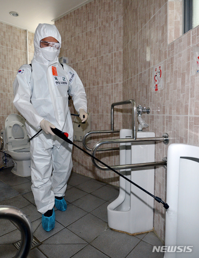 [대구=뉴시스] 이무열 기자 = 한 방역 관계자가 지난 1일 오후 대구의 한 보호시설 화장실에서 신종 코로나바이러스 감염증(코로나19) 확산 방지를 위해 방역작업을 벌이고 있다. <기사 내용과 직접적인 연관은 없습니다.> 2020.04.01.lmy@newsis.com