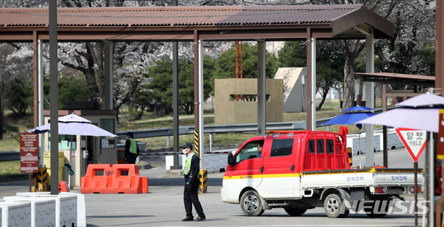 [서울=뉴시스]김선웅 기자 = 국방부가 특별법을 제정해 우리 정부 예산으로 무급 휴직 중인 4천여 명의 주한미군 한국인직원들 대한 긴급생활자금 등을 지원한다고 밝힌 1일 서울 용산 미군기지 입구에서 한국인 직원들이 근무를 서고 있다. 2020.04.01. mangusta@newsis.com