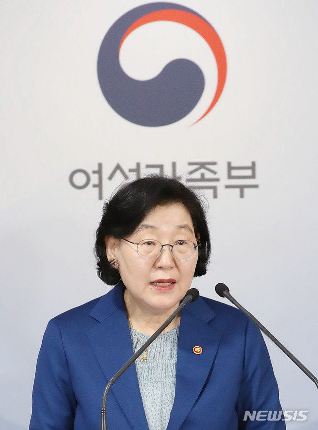 [서울=뉴시스] 고범준 기자 = 이정옥 여성가족부 장관이 지난 4월1일 오후 서울 종로구 정부서울청사 브리핑실에서 디지털성범죄 피해자특별지원 관련 온라인 브리핑을 하고 있다. 2020.04.01.&nbsp; photo@newsis.com