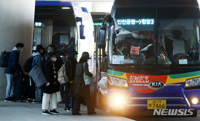 [인천공항=뉴시스]홍효식 기자 = 신종 코로나바이러스 감염증(코로나19) 확진자가 급증하고 있는 이탈리아의 교민들이 1일 오후 인천국제공항 제2터미널을 통해 귀국, 임시생활시설로 향하는 버스를 탑승하고 있다. 2020.04.01. yesphoto@newsis.com