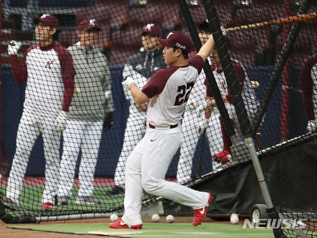 [서울=뉴시스] 전진환 기자 = 프로야구 키움 히어로즈 훈련이 진행된 1일 오후 서울 구로구 고척동 고척스카이돔에서 주효상이 타격훈련을 하고 있다. 2020.04.01. amin2@newsis.com