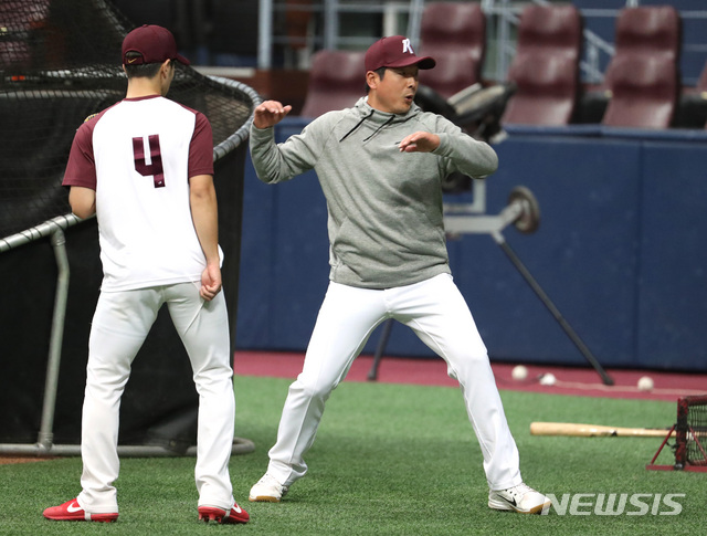 [서울=뉴시스] 전진환 기자 = 프로야구 키움 히어로즈 훈련이 진행된 1일 오후 서울 구로구 고척동 고척스카이돔에서 홍원기 코치가 김병휘에게 송구자세 설명을 하고 있다. 2020.04.01. amin2@newsis.com