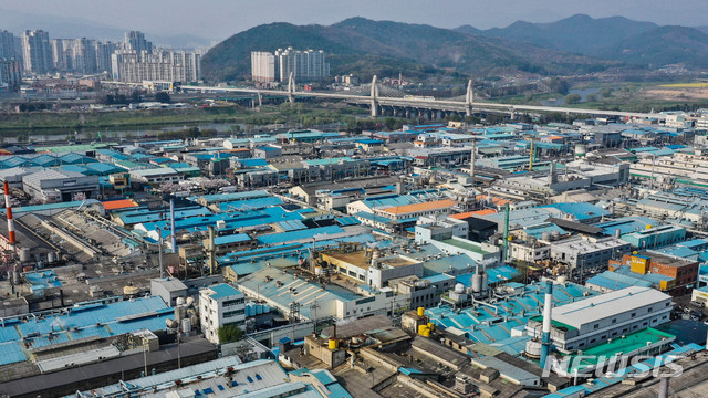 [대구=뉴시스] 이무열 기자 = 대구 서구 비산동 염색공단이 1일 오후 한 달 이상 이어지고 있는 신종 코로나바이러스 감염증(코로나19) 여파로 한산한 모습을 보이고 있다. 2020.04.01.&nbsp; lmy@newsis.com