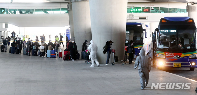 [인천공항=뉴시스]홍효식 기자 = 신종 코로나바이러스 감염증(코로나19) 확진자가 급증하고 있는 이탈리아의 교민들이 1일 오후 인천국제공항 제2터미널을 통해 귀국, 임시생활시설로 향하는 버스를 탑승하고 있다. 2020.04.01.&nbsp;&nbsp; yesphoto@newsis.com