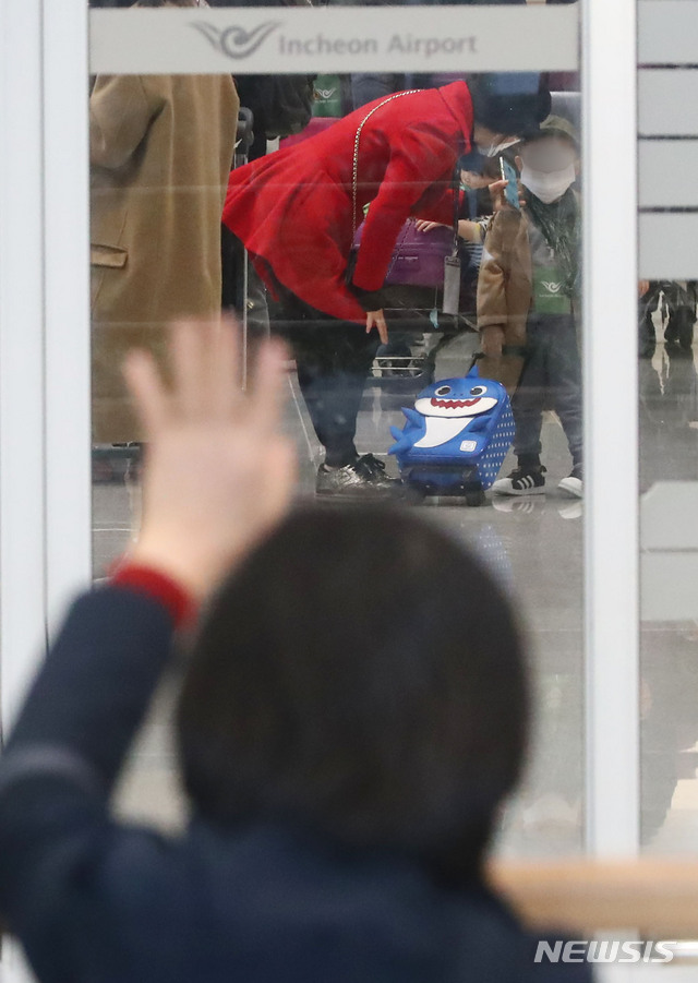 [인천공항=뉴시스]홍효식 기자 = 신종 코로나바이러스 감염증(코로나19) 확진자가 급증하고 있는 이탈리아의 교민들이 1일 오후 인천국제공항 제2터미널을 통해 귀국해 임시생활시설로 향하는 버스를 탑승하기 위해 이동하며 가족들과 인사를 나누고 있다. 2020.04.01.&nbsp; yesphoto@newsis.com
