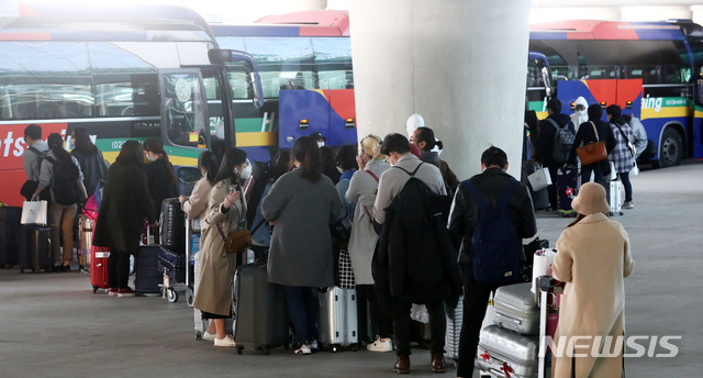 [인천공항=뉴시스]홍효식 기자 = 신종 코로나바이러스 감염증(코로나19) 확진자가 급증하고 있는 이탈리아의 교민들이 1일 오후 인천국제공항 제2터미널을 통해 귀국, 임시생활시설로 향하는 버스를 탑승하고 있다. 2020.04.01. yesphoto@newsis.com