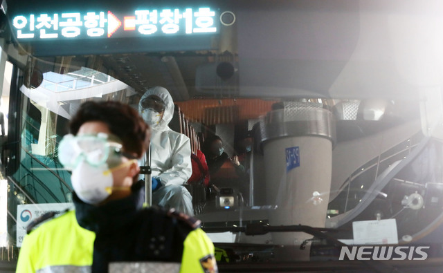 [인천공항=뉴시스]홍효식 기자 = 이탈리아에서 신종 코로나바이러스 감염증(코로나19) 확진자가 급증하고 있는 가운데 한국인 교민들이 1일 오후 인천국제공항 제2터미널을 통해 귀국, 임시생활시설로 향하는 버스를 탑승해 출발을 기다리고 있다. 2020.04.01. yesphoto@newsis.com