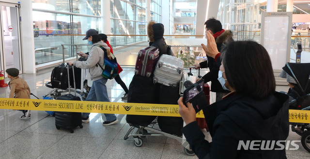 [인천공항=뉴시스]홍효식 기자 = 신종 코로나바이러스 감염증(코로나19) 확진자가 급증하고 있는 이탈리아의 교민들이 1일 오후 인천국제공항 제2터미널을 통해 귀국해 임시생활시설로 향하는 버스를 탑승하기 위해 이동하며 가족들과 인사를 나누고 있다. 2020.04.01. yesphoto@newsis.com