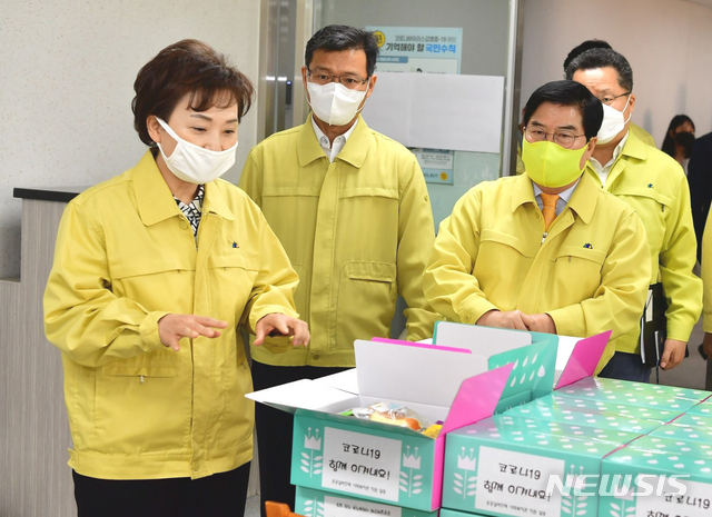 [장성=뉴시스]이창우 기자 = 김현미 국토교통부 장관(왼쪽)이 1일 장성군을 방문해 광주·전남지역 최초로 건립된 공공실버주택 '누리타운'을 찾아 시설 운영과 코로나19 대응 상황 등을 점검했다. (사진=장성군 제공) 2020.04.01. photo@newsis.com