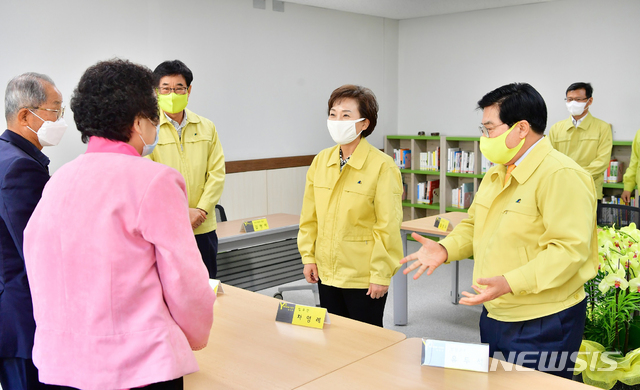 [장성=뉴시스]이창우 기자 = 김현미 국토교통부 장관(오른쪽 두 번째)이 1일 장성군을 방문해 광주·전남지역 최초로 건립된 공공실버주택 '누리타운' 입주자들과 시설 만족도 등과 관련된 대화를 나누고 있다. (사진=장성군 제공) 2020.04.01. photo@newsis.com