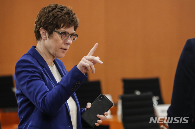 [베를린=AP/뉴시스] 아네그레트 크람프카렌바워 기독민주당(CDU) 대표는 14일(현지시간) 독일 매체와의 인터뷰에서 당 대표 겸 총리 후보 선출 경선이 12월께 이뤄질 것으로 전망했다. 사진은 지난 1일 내각 회의 후 장관들과 이야기를 나누는 크람프카렌바워 대표. 2020.4.14.