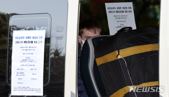 [인천=뉴시스] 이종철 기자 = 신종 코로나감염증(코로나19)지역사회 확산방지를 위해 미국,유렵발 해외입국자 이동 버스 운행을 실시하는 인천시에서 1일 오후 인천공항에서 송도에 도착한 외국인이 남동구보건소 차량에 고 있다. 2020.04.01.&nbsp; jc4321@newsis.com