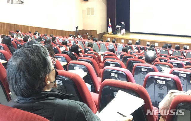 [울산=뉴시스] 구미현 기자 = 2일 오전 울산시교육청 대강당에서 열린 '원격수업 교사 연수'에 참석한 한 고등학교 교사가 강의를 듣고 있다. 2020.04.02. gorgeouskoo@newsis.com