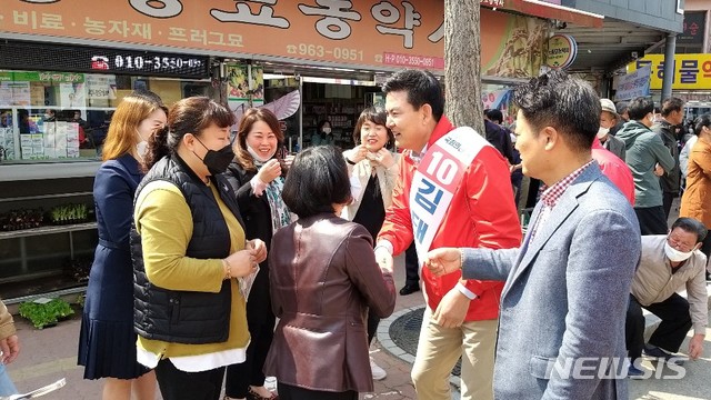 [거창=뉴시스] 산청함양거창합천선거구 무소속 김태호 후보가 2일 함양 오일장에서 유권자들과 인사하고 있다.