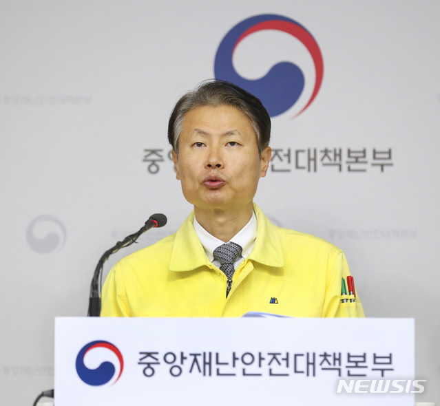김강립 중앙재난안전대책본부 1총괄조정관이 2일 오전 정부세종청사에서 신종 코로나 바이러스 감염증(코로나19) 관련 정례브리핑을 진행하고 있다.(사진=중앙재난안전대책본부 제공)2020.04.02. photo@newsis.com