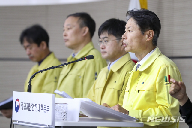 김강립 중앙재난안전대책본부 1총괄조정관이 2일 오전 정부세종청사에서 신종 코로나 바이러스 감염증(코로나19) 관련 정례브리핑을 진행하고 있다.(사진=중앙재난안전대책본부 제공)2020.04.02. photo@newsis.com