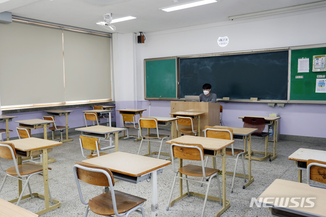 [청주=뉴시스] 인진연 기자 = 원격수업 시범학교인 충북 청주농업고등학교의 박탁재 교사가 온라인 개학을 일주일 앞둔 2일 오후 원격수업을 준비하고 있다. 2020.04.02inphoto@newsis.com