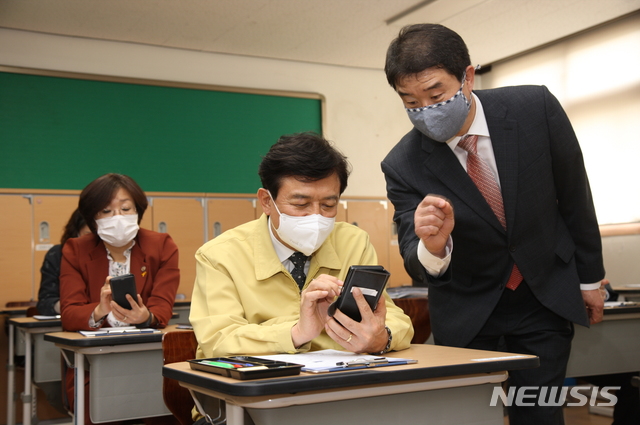 [청주=뉴시스] 인진연 기자 = 김병우 충북도교육감이 2일 오후 원격수업 시범학교인 충북 청주 봉명고등학교를 방문해 원격수업 준비상황을 점검하고 있다. (사진=충북교육청 제공) 2020.04.02photo@newsis.com