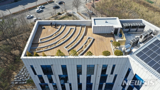 [전주=뉴시스] 한훈 기자 = 전북 전주시농업기술센터(소장 송방원)는 신종 코로나바이러스 감염증(코로나19)이 진정되는 대로 전주시도시농업연구회와 함께 가족 단위로 도시농업 프로그램을 운영할 계획이라고 2일 밝혔다.(사진=전주시 제공).2020.04.02. photo@newsis.com 