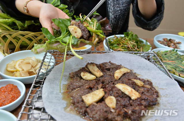 [울산=뉴시스] 배병수 기자 = 석쇠에서 구워낸 언양불고기는 제철 맞은 언양 미나리와 함께 곁드려 먹으면 한층 깔끔한 맛을 자랑한다. 2020.05.11. bbs@newsis.com