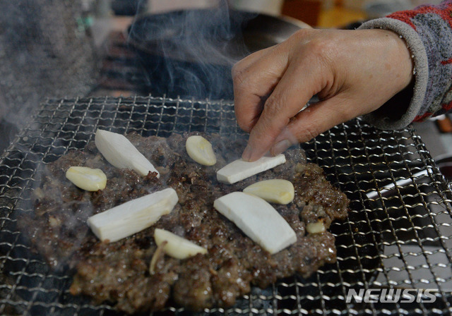 [울산=뉴시스] 배병수 기자 = 언양불고기는 센 불에 겉만 익힌 후 중불에서 천천히 속까지 익혀내야 하는데, 이때 고기에서 육즙이 떨어지면서 숯향이 베이게 된다. 2020.05.11.  bbs@newsis.com