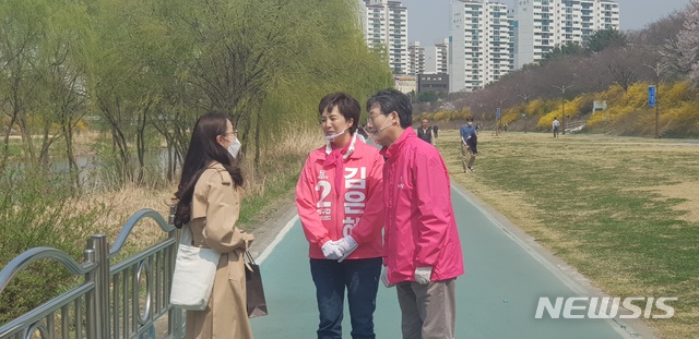  [성남=뉴시스]김성진 기자 = 4·15 총선 선거운동이 시작된 2일 수도권 지역구 후보 격려 방문을 이어가고 있는 유승민 미래통합당 의원이 경기도 성남시 김은혜 미래통합당 경기 성남시 분당구갑 후보와 지역 주민들을 만나 이야기를 듣고 있다. 2020.04.02. ksj87@newsis.com