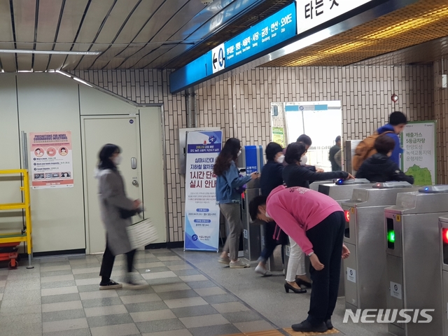 [서울=뉴시스]최서진 기자 = 4.15 총선 공식 선거운동이 시작된 2일 오전 노원병에 출마한 이준석 미래통합당 최고위원이 상계역 개찰구 앞에서 출근인사를 하고 있다. 2020.04.02. westjin@newsis.com