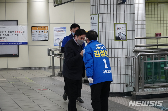 [서울=뉴시스] 4.15 총선 공식 선거운동이 시작된 2일 오전 노원병에 출마한 김성환 더불어민주당 의원이 마들역에서 출근길 인사를 하고 있다. 2020.04.02.(사진=김성환 의원실 제공)