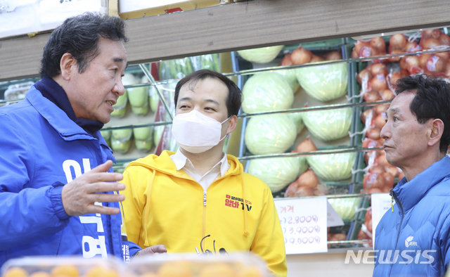 [서울=뉴시스]최진석 기자 = 이낙연 더불어민주당 후보가 제21대 총선 선거운동이 공식적으로 시작된 2일 오전 출마 지역인 서울 종로구 한 마트를 찾아 선거운동을 하며 마트 사장, 직원과 이야기를 나누고 있다. 2020.04.02.myjs@newsis.com