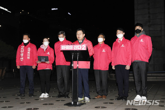 [서울=뉴시스] 박민석 기자 = 제21대 국회의원 총선거 공식 선거운동 개시일을 하루 앞둔 지난 1일 서울 종로구 광화문광장 이순신장군 동상 앞에서 열린 '나라 살리기''경제 살리기' 출정 선언 기자회견에서 황교안 미래통합당 대표가 발언하고 있다. 2020.04.02. mspark@newsis.com