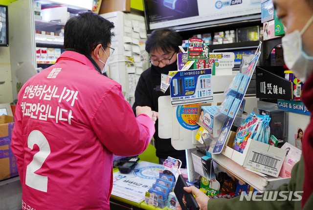 [서울=뉴시스] 장세영 기자 = 황교안 미래통합당 종로구 후보가 제21대 국회의원 선거기간이 시작된 2일 서울 종로구 첫 손님으로 편의점을 방문해 음료수를 구입하며 아르바이트생을 격려하고 있다. 2020.04.02.&nbsp; photo@newsis.com