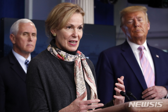 [워싱턴DC=AP/뉴시스] 미국 신종 코로나바이러스 감염증(코로나19) 대응 태스크포스(TF) 조정관인 데버라 벅스 박사가 1일(현지시간) 백악관에서 열린 TF 정례 브리핑에서 발언하고 있다. 2020.4.2.